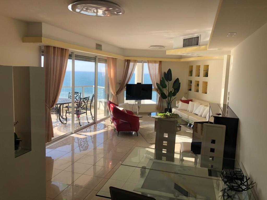 Sky Home Luxury Apartment With Sea View Bat Yam Exteriör bild
